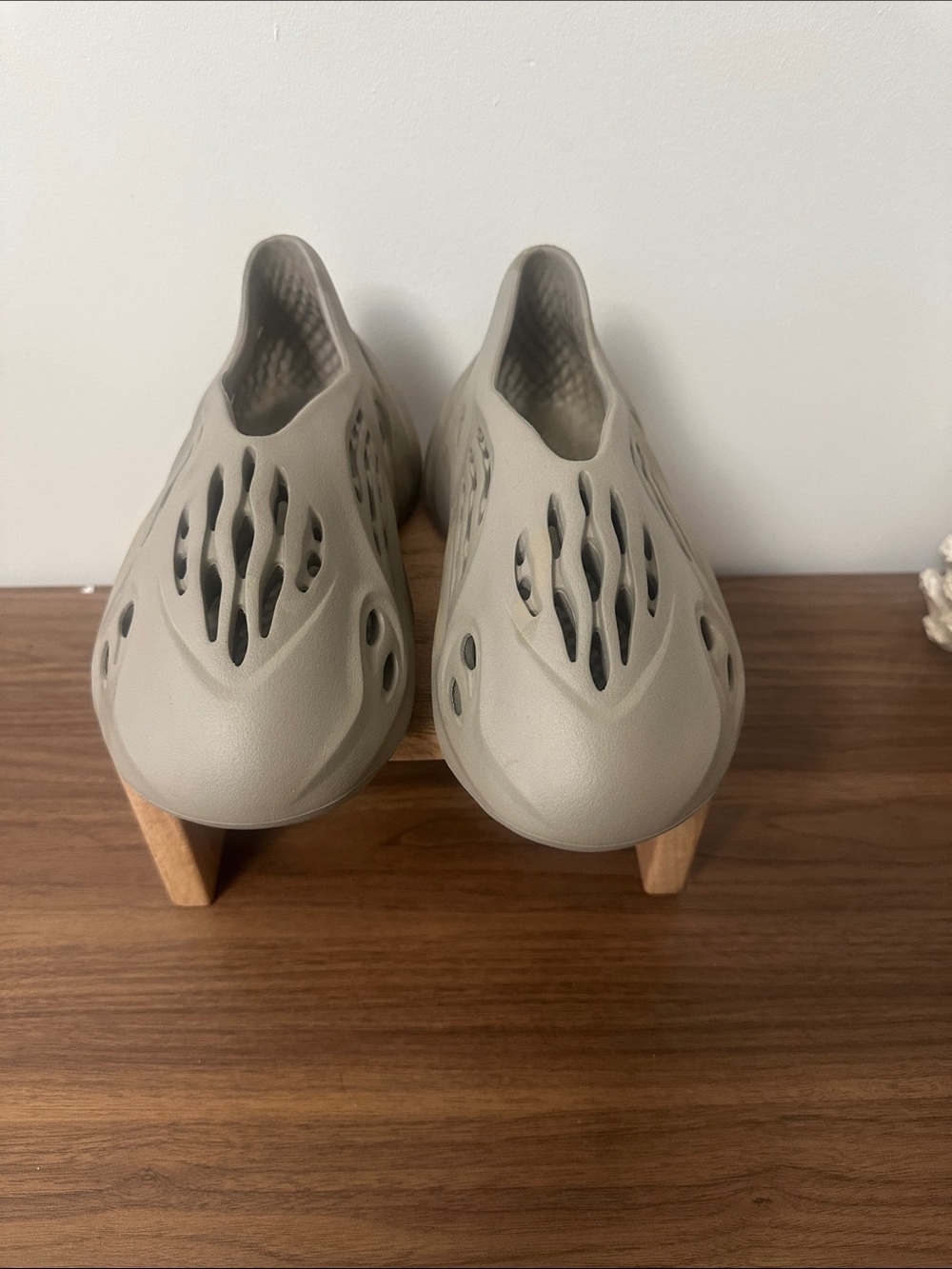 YZY FOAM RNR ADULT (Color: Grey) - Picture 2 of 5